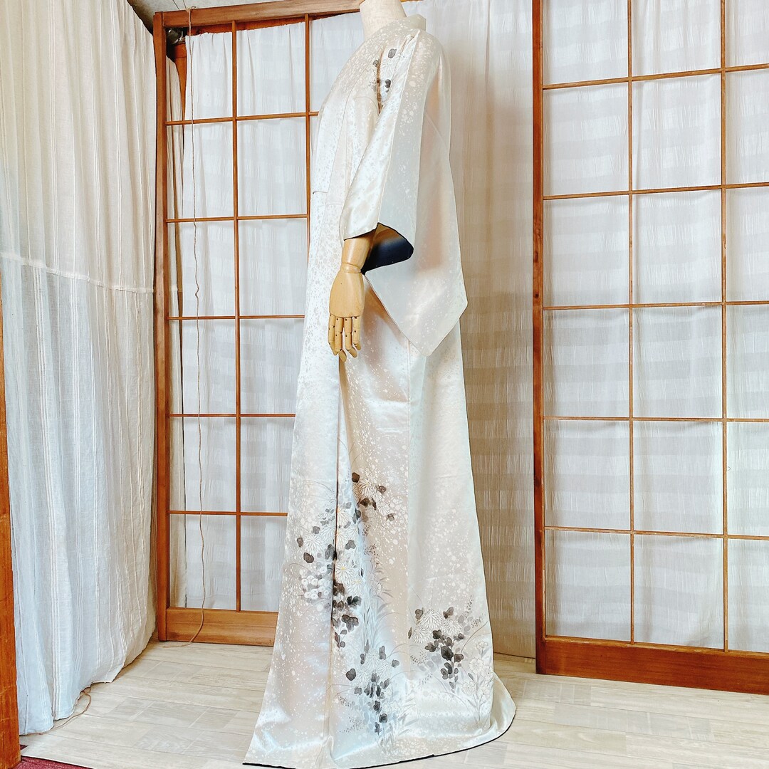 Decorated Robe Authentic Kimono, Decorated Robe, White Chrysanthemum, With Stain, Fair ...