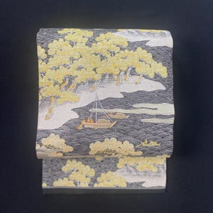 Può includere: Un set di tre tazze in ceramica con smalto screziato color crema. Ogni tazza presenta un design dipinto a mano diverso: una foglia blu e verde, un fiore giallo e una bacca rossa. Le tazze hanno una forma semplice e arrotondata.