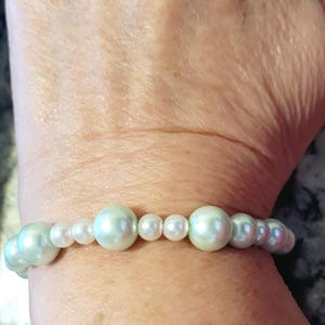 Handmade pearly glass mint green and white bracelet - Size 8 - Large