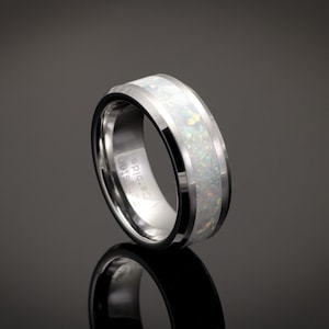 Fede nuziale con intarsi in opale bianco, fede nuziale bianca, fede nuziale unica da uomo, fascia in tungsteno, anello inciso personalizzato, gioielli fatti a mano personalizzati