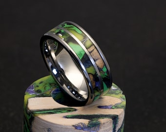 Design de madeira e folhagem inspirado na natureza Resina • Anel de casamento exclusivo com incrustação dupla • Faixa de tungstênio de prata com ajuste confortável • Gravação personalizada
