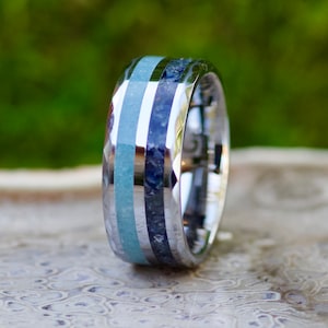 Anel de tungstênio com água-marinha e safira • Aliança de casamento com incrustação de prata