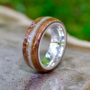 Crematiering esdoornwortel en tijgeroog, herdenkingsring huisdier, wolfraamband. Crematiesieraden voor huisdier, crematiering voor mannen of vrouwen