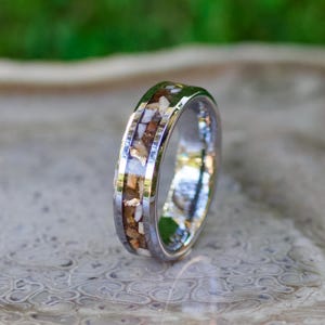 Versteinertes Holz Wolfram Ring mit Goldflakes