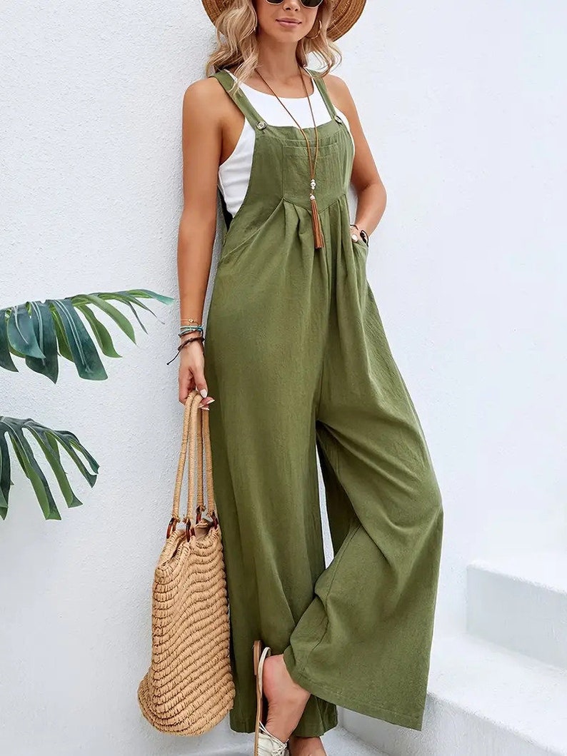 Long sleeveless overalls jumpsuit in Boho style, loose and casual, with pockets, women's clothing. Vert armée