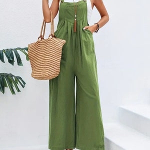 Long sleeveless overalls jumpsuit in Boho style, loose and casual, with pockets, women's clothing. Vert Herbe