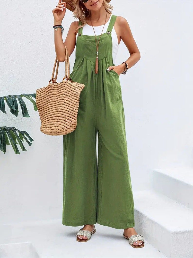 Long sleeveless overalls jumpsuit in Boho style, loose and casual, with pockets, women's clothing. Vert Herbe