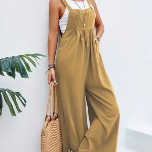 Long sleeveless overalls jumpsuit in Boho style, loose and casual, with pockets, women's clothing. Terre jaune