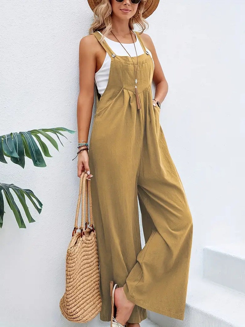 Long sleeveless overalls jumpsuit in Boho style, loose and casual, with pockets, women's clothing. Terre jaune