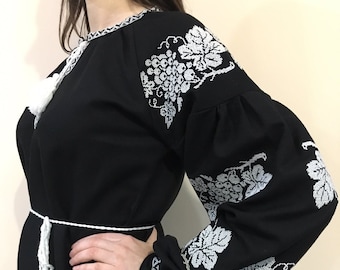 Blusa bordada de lino negro Vyshyvanka / Camisa folklórica ucraniana / Bordado floral blanco bohemio / Traje étnico para fiesta de boda / Regalo para ella