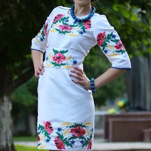Belle robe brodée. Robe en lin blanc faite à la main. Robe ethno folklorique pour femme. Cadeau pour elle, femme. Robe bohème ukrainienne. Vyshyvanka