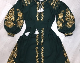 Vestido bordado de linho verde Vyshyvanka | Vestido boho ucraniano | Bordado floral dourado | Traje étnico personalizado | Presente para ela e para a menina