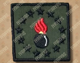 Op de afbeelding: Geborduurd vierkantige patch met een zwarte bom, een rode vlam en zwarte sterren op een groene achtergrond. De patch heeft een zwarte rand. Deze patch is waarschijnlijk voor militaire of tactische kleding.