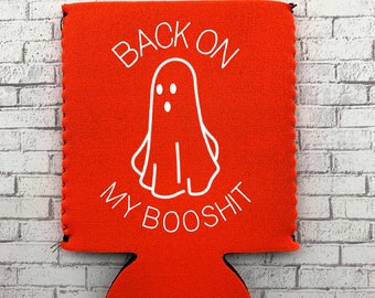 Puede incluir: Un enfriador de latas naranja con un fantasma blanco y el texto "Back on my Boosht" impreso en él.