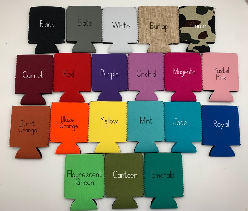 Op de afbeelding: Een verzameling van 18 verschillende gekleurde blikjeskoelers, elk met een andere kleur en naam die op de voorkant is gedrukt. De kleuren omvatten zwart, leisteen, wit, jute, camouflage, granaat, rood, paars, orchidee, magenta, pastelroze, gebrande oranje, oranje, geel, mint, jade, koninklijk, fluorescerend groen, kantine en smaragd.