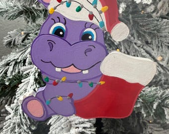 Baby Nilpferd mit Strümpfen und Lichtern Personalisierbare handbemalte Weihnachtsverzierung