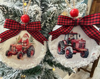 Zestaw ozdób świątecznych w kształcie drewnianego płata z motywem wiejskiego, śnieżnego, błyszczącego Świętego Mikołaja jadącego na czerwonym traktorze