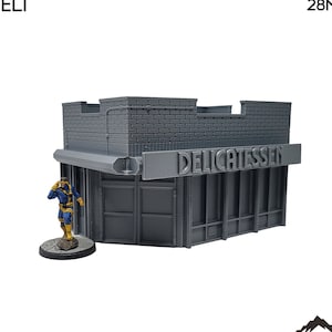Puede incluir: Un edificio en miniatura gris de 28 mm con una fachada de ladrillo y un letrero que dice "DELICATESSEN". El edificio tiene un techo plano y un pequeño toldo sobre la entrada. El edificio está diseñado para juegos de mesa.