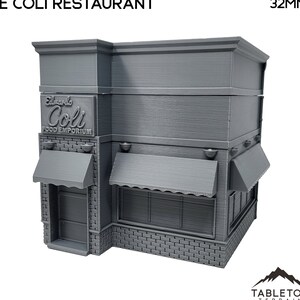Könnte beinhalten: Ein graues 3D-gedrucktes Modell eines Restaurantgebäudes mit einem Schild, auf dem "Eduardo's Coli Food Emporium" steht. Das Gebäude hat zwei Fenster mit Markisen und eine Tür. Das Modell ist 32 mm hoch.