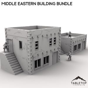Puede incluir: Un conjunto de dos edificios de Oriente Medio en miniatura, grises y detallados, con textura de ladrillo. Los edificios tienen ventanas, puertas y un techo plano. El edificio más grande tiene un conjunto de escaleras que conducen a la puerta principal. Los edificios están hechos de plástico y están diseñados para juegos de mesa.