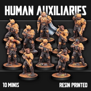 Può includere: Una collezione di dieci miniature stampate in resina di Human Auxiliaries. Le figure indossano un'armatura gialla con pantaloni grigio scuro e sono in posa con armi. Il testo "HUMAN AUXILIARIES" è in alto, e "10 MINIS" e "RESIN PRINTED" sono in basso.