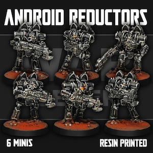Peut inclure: Six figurines miniatures de robots noirs et argentés avec des armes à feu, debout sur de petites bases rondes brun-rouge. Les figurines sont imprimées en résine. Le texte "ANDROID REDUCTORS" est en haut, et "6 MINIS" et "RESIN PRINTED" en bas.