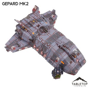 以下が含まれることがあります： 詳細なパネルとマーキングが施された、グレーと赤のGepard MK2モデル宇宙船。モデルには翼と小さな付属車両があります。「GEPARD MK2」の文字が左上にあります。