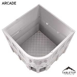以下が含まれることがあります： グレーの3Dプリントされたアーケードビルのインテリアモデル。モデルは空で、内壁と床が表示されています。建物は丸みを帯びた角と詳細な外観を持っています。