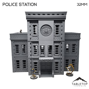 Puede incluir: Un modelo de comisaría gris impreso en 3D con el texto "POLICE STATION" y "32MM". El edificio presenta múltiples ventanas, una fachada detallada y el texto "POLICE" sobre la entrada. Figuras en miniatura están situadas frente al edificio.