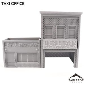 Puede incluir: Un modelo de plástico gris de un edificio de oficina de taxi con las palabras "Bickle Taxis" y "Local. Reliable. Safe." en la parte delantera. El edificio tiene una puerta de garaje y un letrero que dice "Bickle Monroeville City Tel: 555-0207-78".