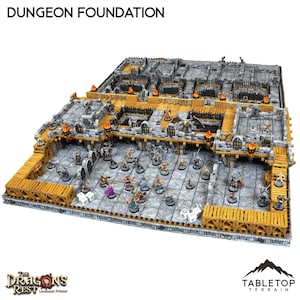 Può includere: Un set di terreno per dungeon da tavolo dettagliato con più livelli, muri in pietra, passerelle in legno e miniature. Il set include il testo "DUNGEON FOUNDATION" in alto e i loghi di "The Dragons Rest" e "Tabletop Terrain" in basso.