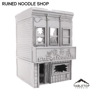 Puede incluir: Un edificio gris de dos pisos en ruinas con un letrero que dice "Super Noodle" en inglés y caracteres chinos. Las ventanas están rotas y el edificio tiene un aspecto deteriorado.