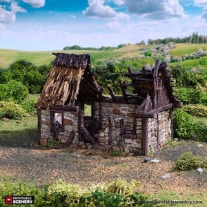 Peut inclure: Modèle miniature d'un bâtiment en pierre en ruine avec un toit de chaume. Le toit est partiellement effondré et les murs sont usés et fissurés. Le bâtiment est situé sur un fond de verdure et d'arbres.