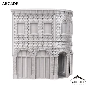 以下が含まれることがあります： アーケードと書かれた看板のあるレンガ造りの建物のグレーの3Dプリントモデル。建物にはアーチ型のドアと窓があります。このモデルはテーブルトップゲーム用に設計されています。