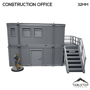 Puede incluir: Un edificio de oficinas de construcción gris de dos pisos con una escalera de metal y barandilla. El edificio está hecho de contenedores de envío apilados. El edificio está a escala de 32 mm.