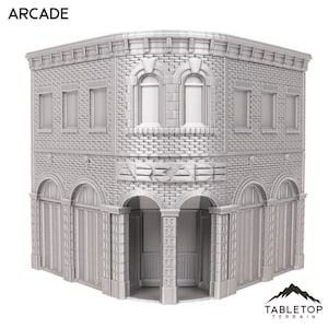 Könnte beinhalten: Ein graues Backsteingebäude mit einem Arcade-Schild über dem Eingang. Das Gebäude hat gewölbte Türen und Fenster. Das Gebäude ist ein Modell für Tabletop-Spiele.