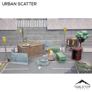 Puede incluir: Una colección de piezas de escenografía urbana en miniatura para juegos de mesa. El conjunto incluye un contenedor de envío oxidado, barreras de hormigón, una farola, una cabina telefónica y un árbol pequeño. Las piezas están pintadas en colores y texturas realistas.