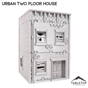 Puede incluir: Modelo de casa urbana gris de dos pisos con el texto "URBAN TWO FLOOR HOUSE" en la parte superior. Las ventanas tienen cristales rotos o apariencias tapiadas. El modelo está diseñado para terrenos de mesa.