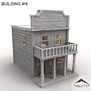 Peut inclure: Un bâtiment en bois gris à deux étages avec un balcon et un porche, intitulé "BUILDING #4". Le bâtiment comporte plusieurs fenêtres et une enseigne au-dessus de l'entrée. Le logo Tabletop Terrain est visible en bas.