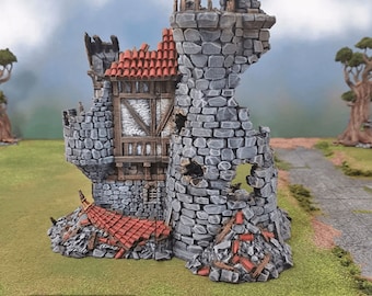 Puede incluir: Un modelo impreso en 3D de una torre de piedra en ruinas con un techo de tejas rojas. La torre está parcialmente derrumbada, con escombros y restos esparcidos alrededor de la base. El modelo está pintado en un estilo realista, con mampostería gris y tejas rojas.