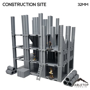 Könnte beinhalten: Ein 32 mm Modell einer Baustelle mit unfertigen Betonwänden und Mauerwerk. Das Modell enthält eine Leiter, Rohre und ein paar Miniaturfiguren.