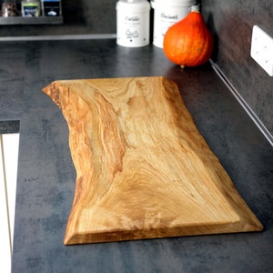 Tagliere rustico in rovere / tagliere da portata con bordo albero immagine 5