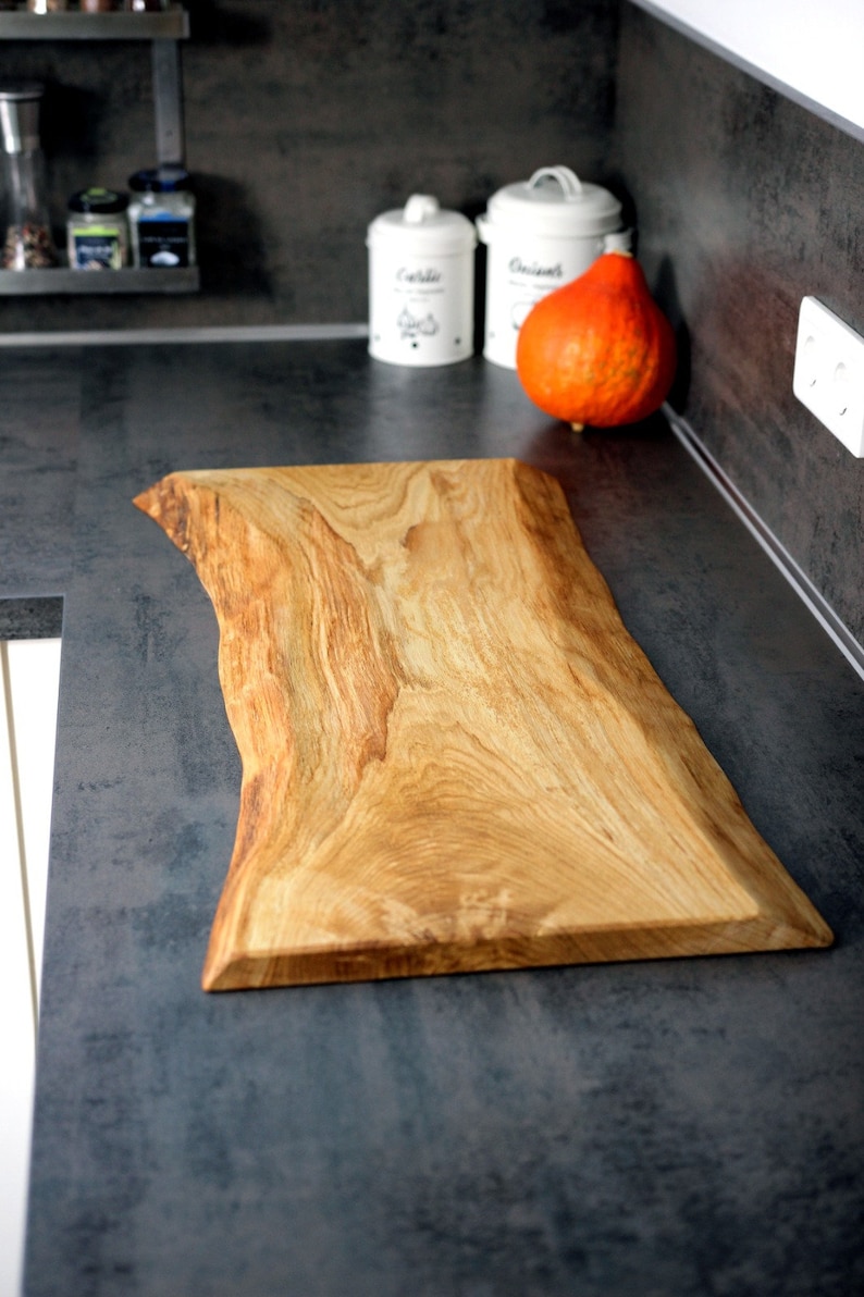 Tagliere rustico in rovere / tagliere da portata con bordo albero immagine 5