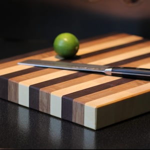 Tabla de cortar de fibra de abedul, roble y nogal - hecha a mano - opcional + ranura para savia, asas empotradas o pies de goma