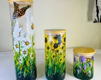 Un ensemble de vases en verre peints et cuits à la main avec des couvercles en bois par Andrew Jenkins