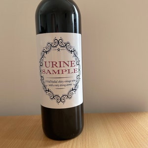 2 x CAMPIONE DI URINA Divertente Novità Bottiglia di vino Etichette Umorismo Buon compleanno