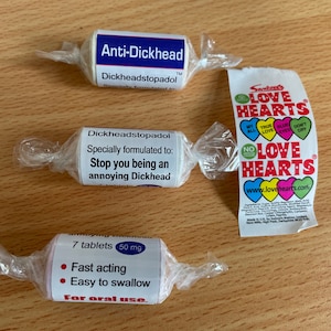 3 PAQUETES de pastillas anti-idiotas de broma. Regalo divertido, novedoso y grosero. Corazones de amor reetiquetados.