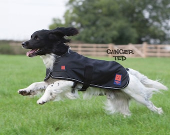 Manteau léger imperméable pour chien – Ginger Ted Shower LITE Manteau/veste/imperméable léger pour chien avec passepoil réfléchissant et fente pour harnais en option
