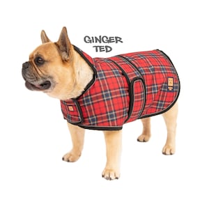 Manteau imperméable Bullldog Frenchie Ginger Ted Shower Bulldog / Veste / Imperméable avec fente pour harnais, doublure polaire et passepoil réfléchissant Red Tartan