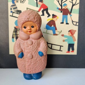 Boneca de borracha colecionável antiga da URSS dos anos 1950-1960 com guincho de metal Mulher russa com casaco de inverno rosa claro, botas azuis e luvas